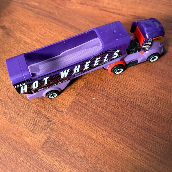 Hot wheels and other assorted cars plus mini car carrier - 27 pieces - Picture 6 of 6